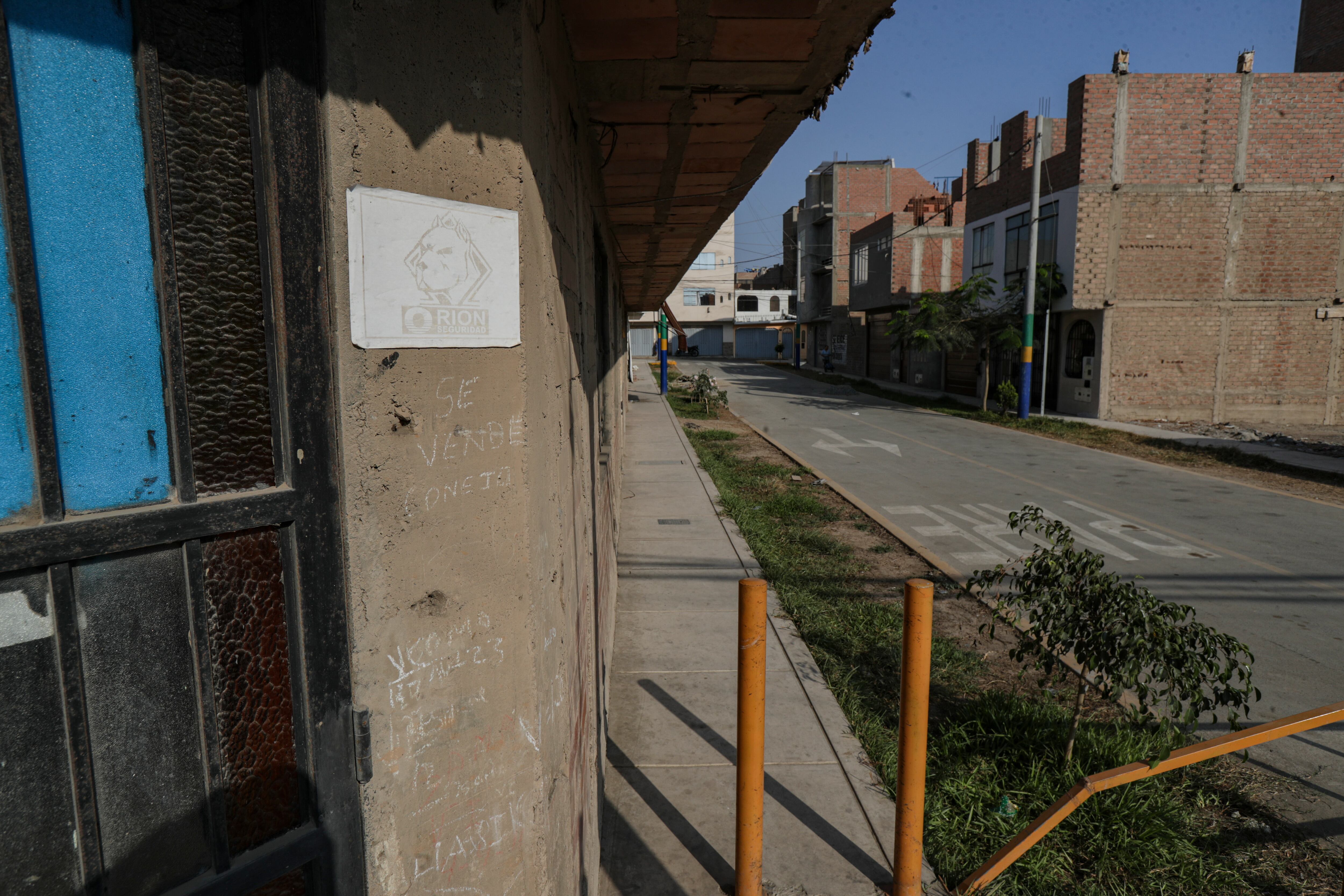 Sticker en la fachada de una casa de la Urb. Virgen del Rosario. Fotos: Julio Reaño/gec