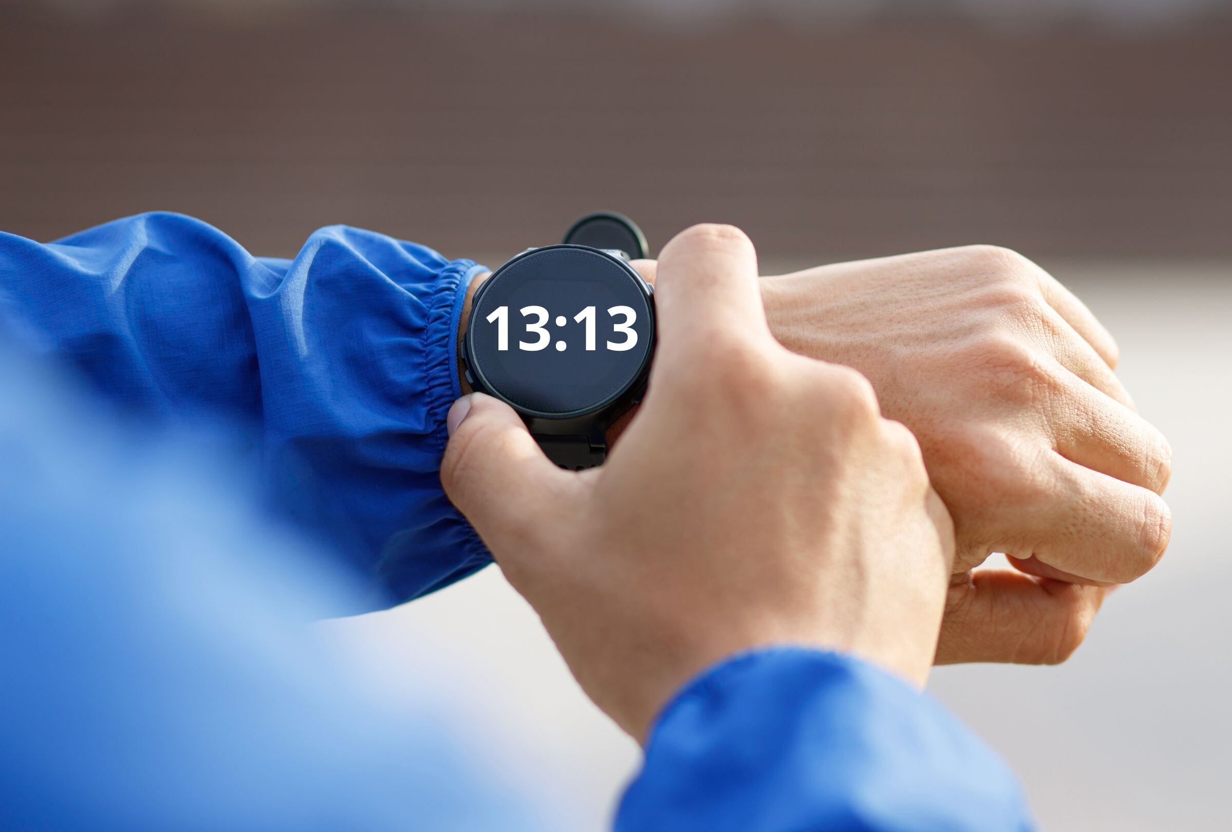 Esta es una imagen referencial de un hombre mirando su reloj, que indica que son las 13:13. (Imagen: El Comercio / Mag / Canva)