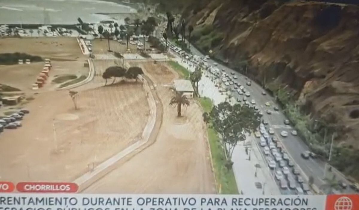 Tráfico intenso se presentó en la Costa Verde, en la pista que va en dirección hacia Chorrillos, por el desalojo en la playa Pescadores | Captura América Noticias