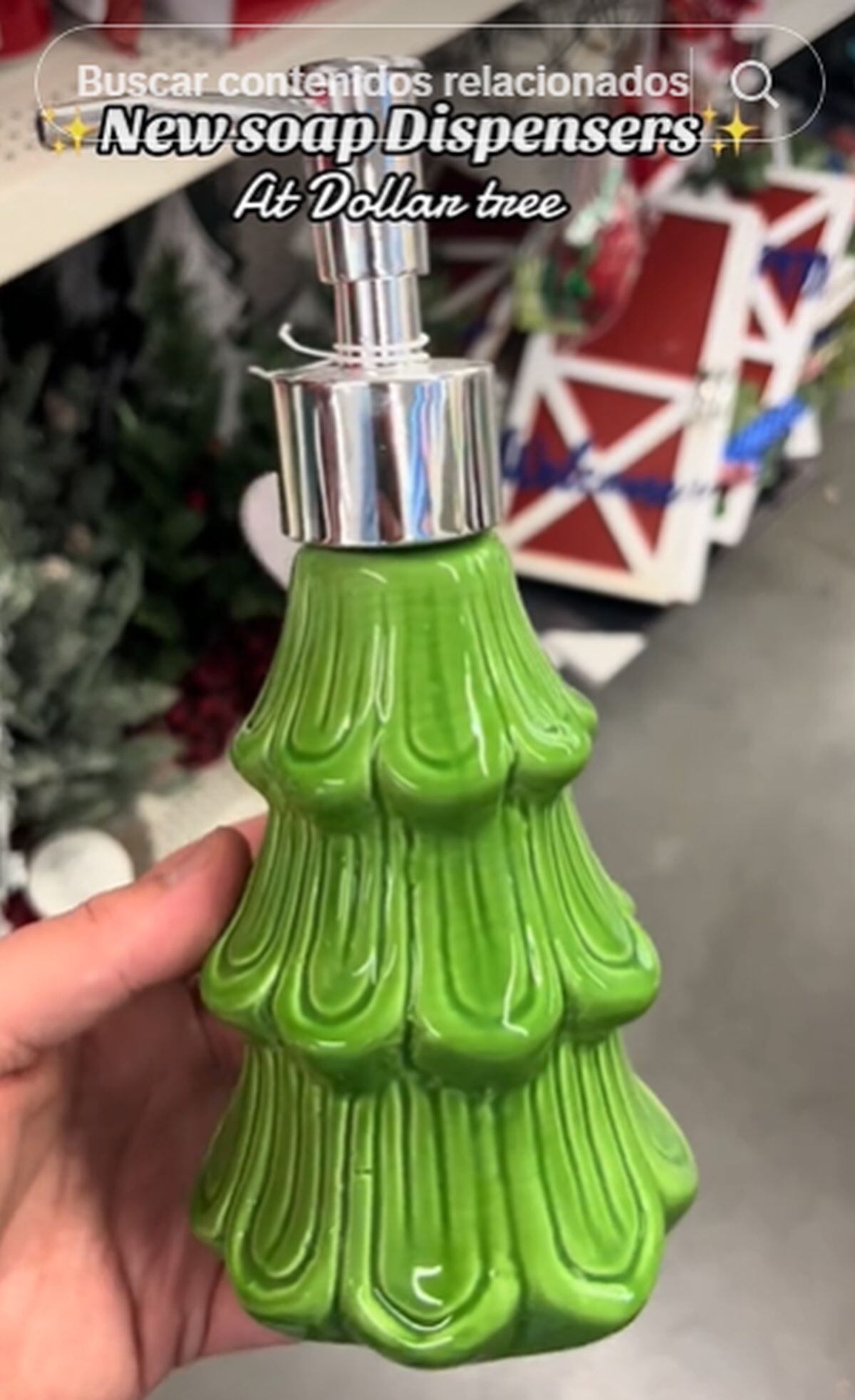 El árbol de Navidad en forma de dispensador de jabón que vende Dollar Tree (Foto: @karennrio / TikTok)