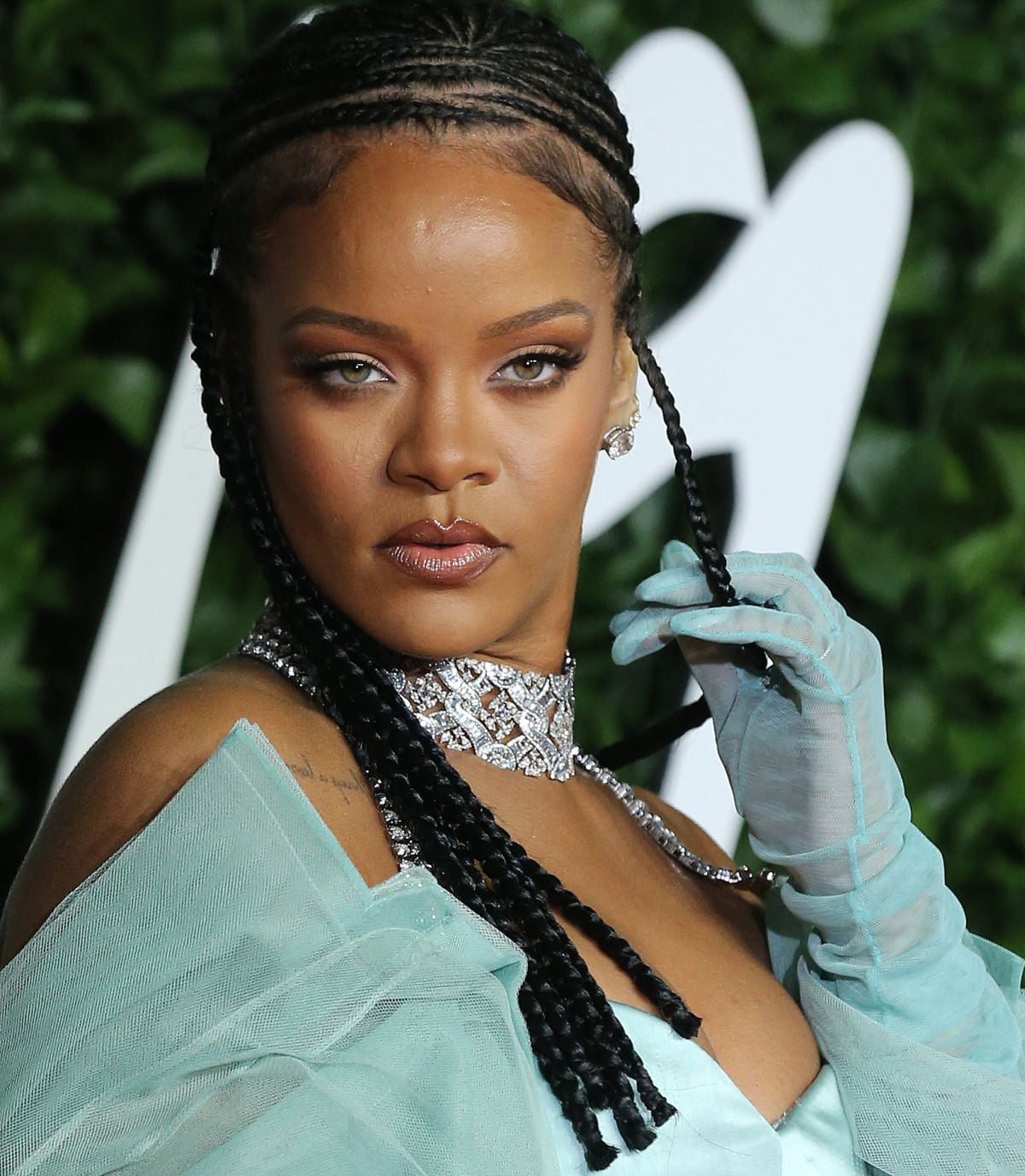 Cuando Rihanna posó en la alfombra roja a su llegada a The Fashion Awards 2019 en Londres el 2 de diciembre de 2019 (Foto: Isabel Infantes / AFP)