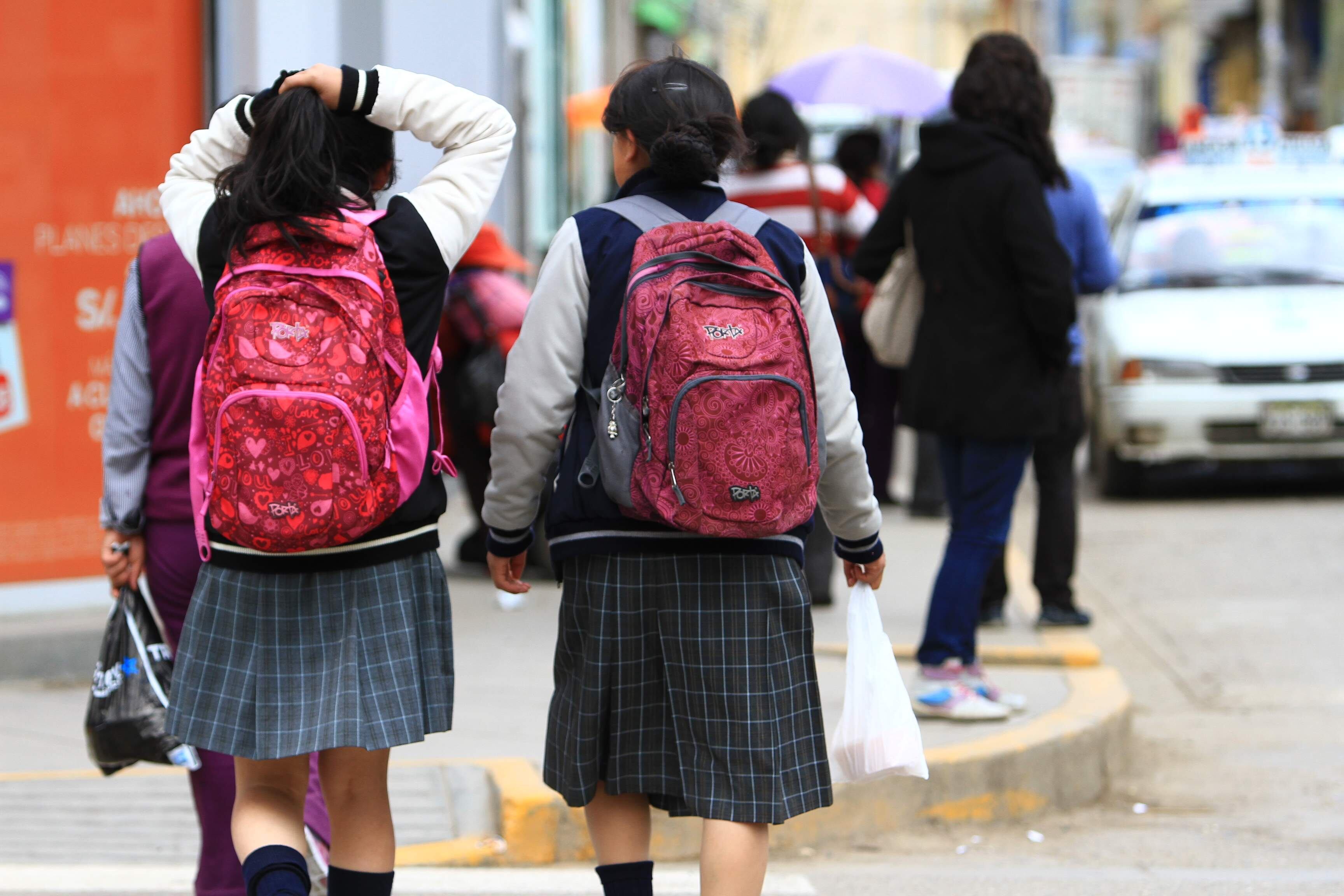 Menores con uniformes de colegios. Escolares saliendo de sus centros de estudios en Huancayo. Fotos\Abel Aguilar