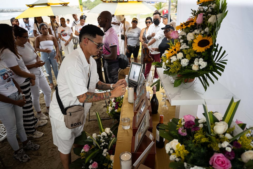 Leonardo Suárez prende una vela a sus familiares fallecidos en los dos terremotos, durante una ceremonia fúnebre este viernes, en Catia La Mar (Venezuela). Fptp: EFE/ Ronald Peña R