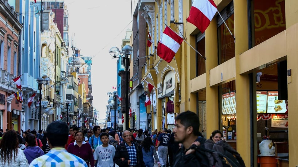 La crisis económica y social que atraviesa Perú ha dejado una huella profunda en la salud mental de sus ciudadanos. En las calles, cada día es más común ver a personas lidiando con episodios de ansiedad, estrés y desasosiego, mientras intentan sobrevivir a un entorno que parece volverse más hostil.