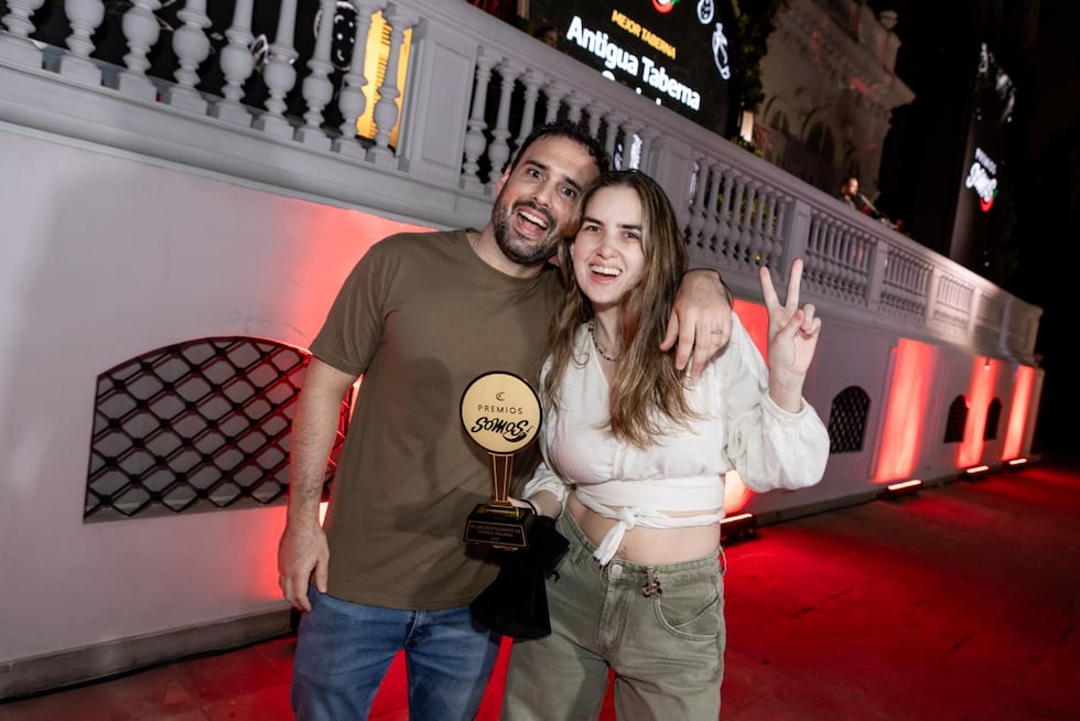 Juan Manuel Umbert y Janice Buraschi con el premio a Pasta, elegido como mejor restaurante de comida italiana.