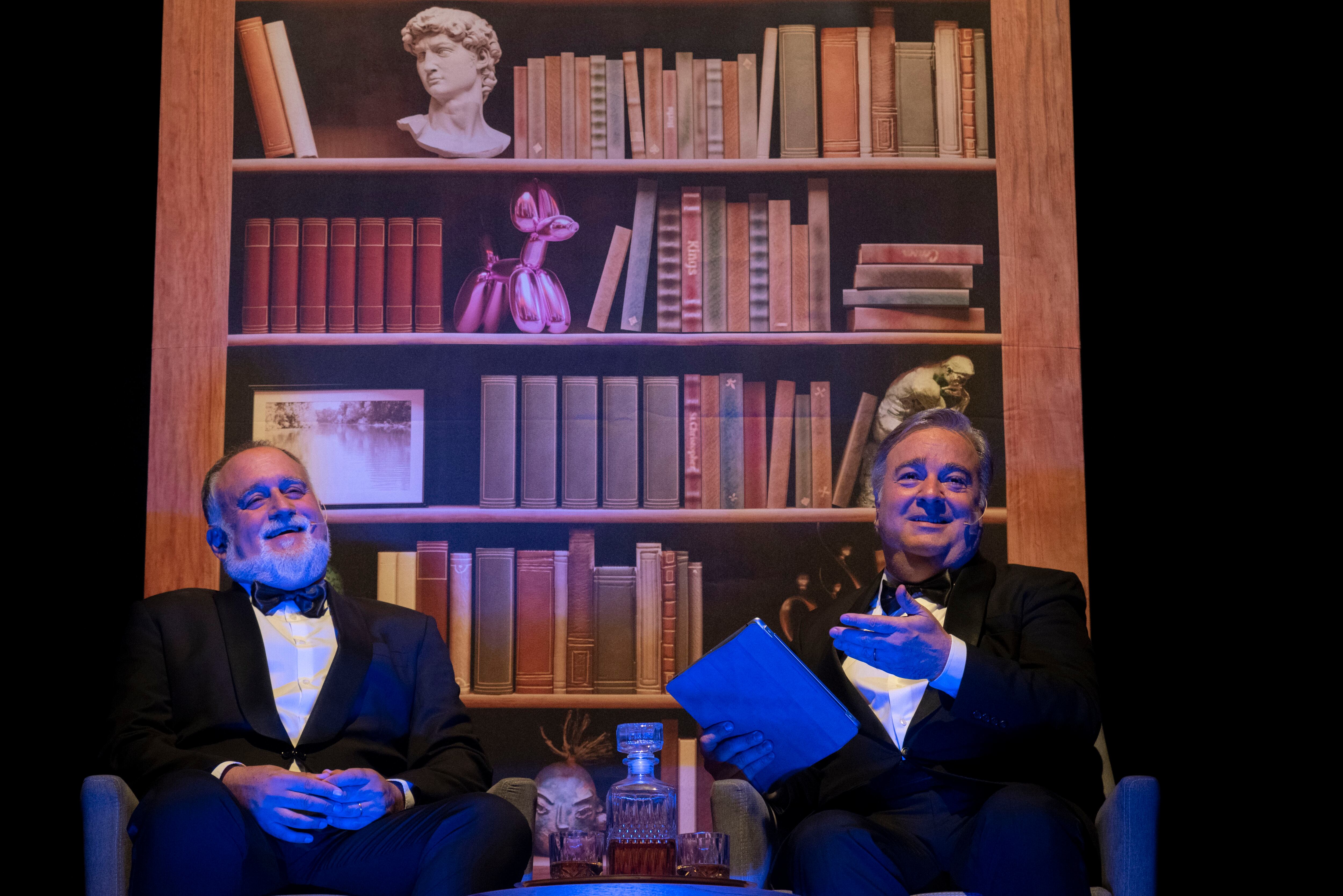 El eje de "Más tropiezos de Mastropiero" gira en torno a una entrevista al compositor Johann Sebastian Mastropiero. En la imagen, Martín O'Connor y Roberto Antier.