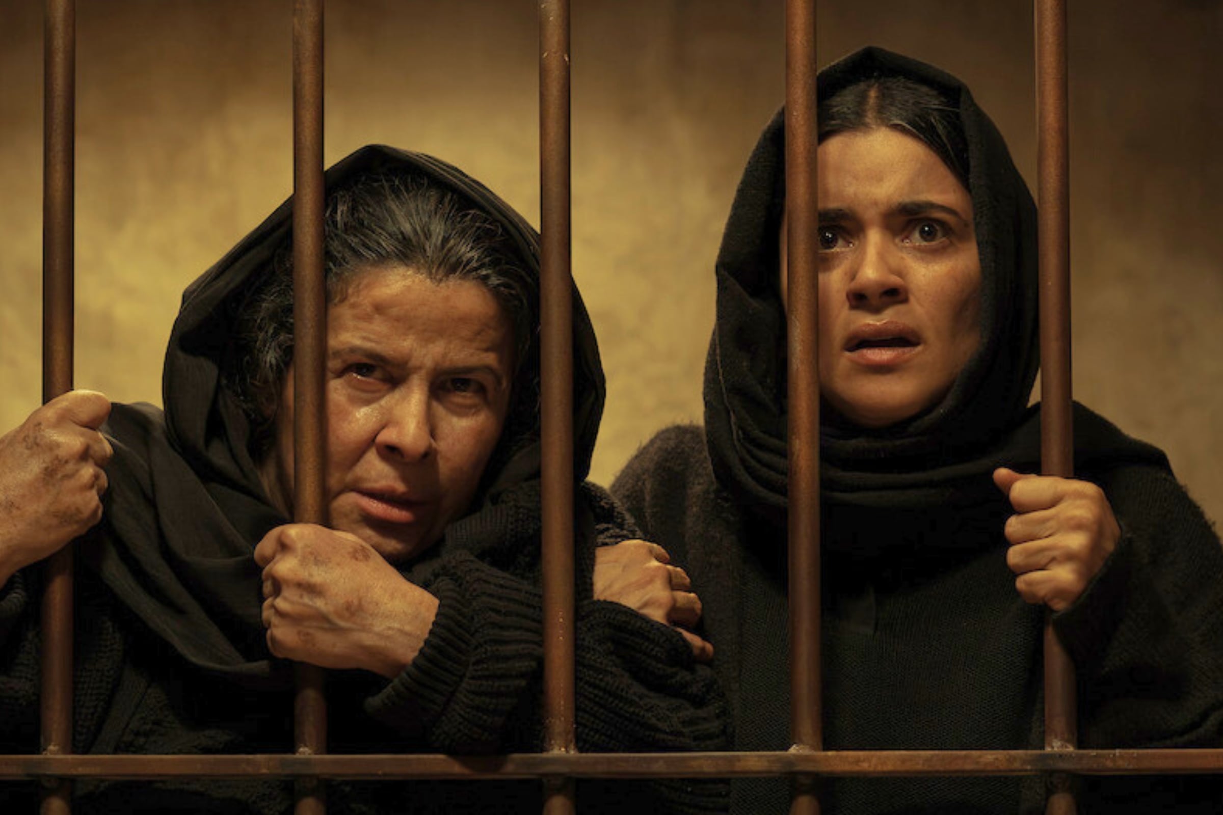 Arcelia Ramírez como Arcángela Baladro y Paulina Gaitán como Serafina Baladro en la serie mexicana "Las muertas" (Foto: Netflix)