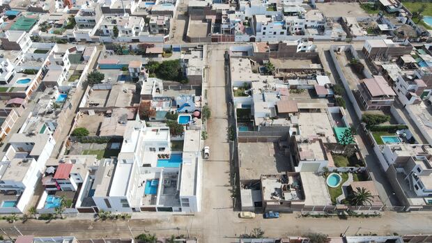 El 18 de abril de este año, la PNP intervino un búnker ubicado en el balneario Los Pulpos en Punta Hermosa. En él, se había escondido el Maldito Cris luego de dispararle a matar a un sereno en Surco. Se hizo una fiesta en el lugar donde también participó Wanda, su pareja. Ninguno de los dos fue hallado al momento del operativo; sin embargo, se logró capturar a su hermano.
Foto: Jorge Cerdán / GEC