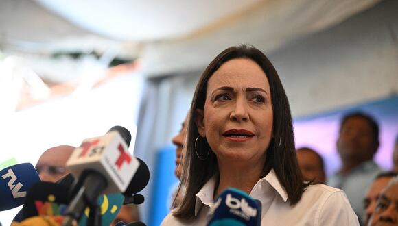 La líder de la oposición venezolana, María Corina Machado, habla durante una conferencia de prensa en la sede de su partido en Caracas el 6 de diciembre de 2023. (Foto de Federico PARRA / AFP)