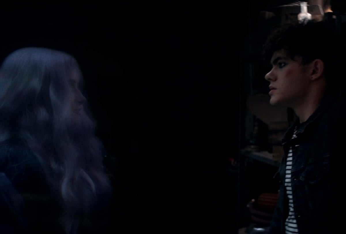 El fantasma de Agatha Harkness (Kathryn Hahn) se presenta ante William Kaplan / Billy Maximoff (Joe Locke) al final de "Agatha All Along" (Foto: Disney+)