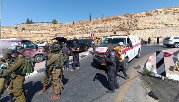 Militares israelíes y servicios de emergencias en la entrada al asentamiento colono de Tekoa, cerca de la ciudad palestina de Belén en Cisjordania ocupada, el 16 de julio de 2023.  (Foto de Servicio de Emergencias Magen David Adom / EFE)