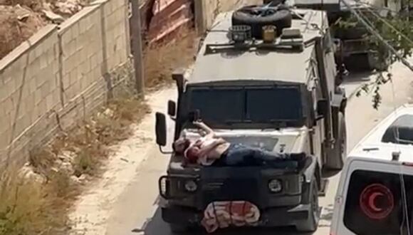 Las fuerzas israelíes ataron a un palestino herido al capó de su vehículo, durante una redada en Jenín, ciudad ocupada de Cisjordania. (Foto de Twitter/X @hamdahsalhut)