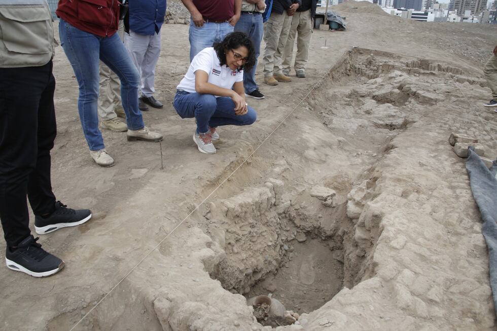 Los arqueólogos Mirella Ganoza (descubridora del sepulcro) y Frank Baquerizose indicaron que trata de una tumba de tipo fosa de planta circular. (Foto: Difusión)