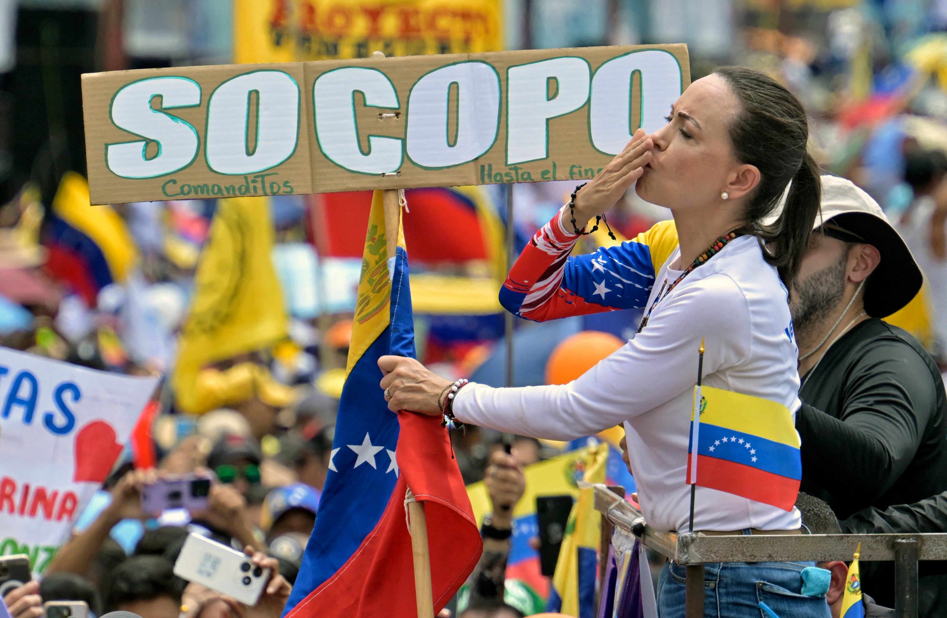 María Corina Machado hace gestos durante un mitin de campaña del candidato presidencial Edmundo González en Barinas, Venezuela, el 6 de julio de 2024. (Foto de Juan BARRETO / AFP).