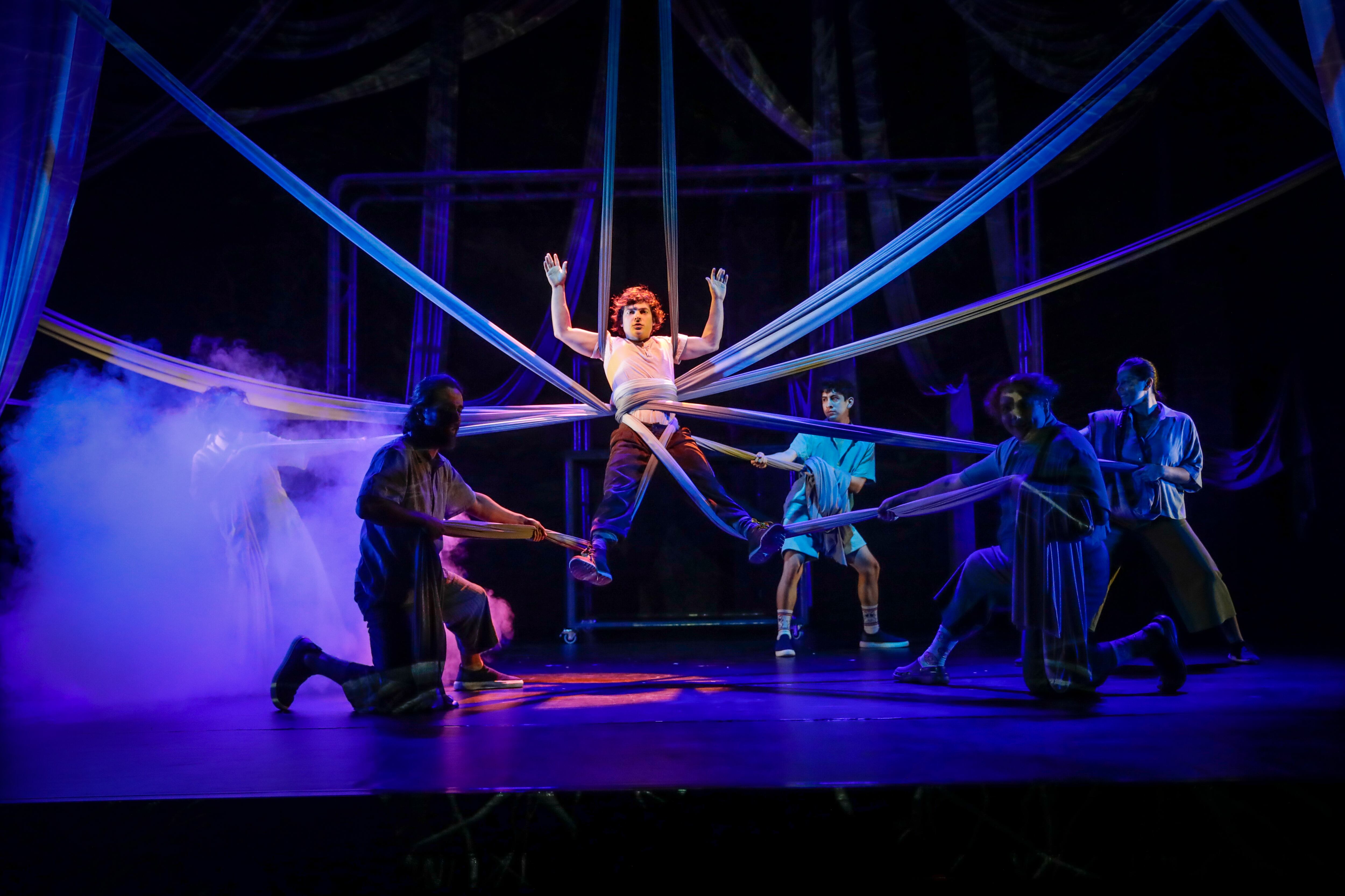 La obra presenta una escenografía simple, pero con un inspirado uso de telas para diferentes funciones como el representar las ramas del árbol/monstruo o los tormentos del propio Conor.