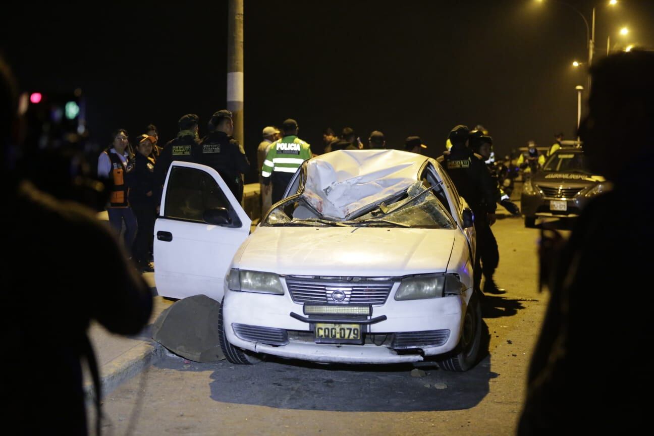 Vehículo fue impactado por una roca que cayó del acantilado. Dentro del vehículo permanecía una mujer, que murió a causa del impacto.