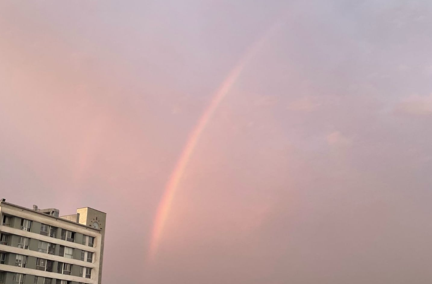 Arco iris y llovizna se registra en varios distritos de Lima Metropolitana.