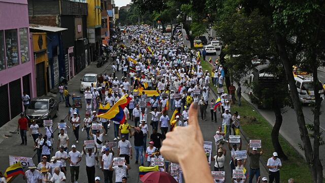 Las calles de Colombia se tiñen de blanco y tricolor para protestar contra las reformas Petro
