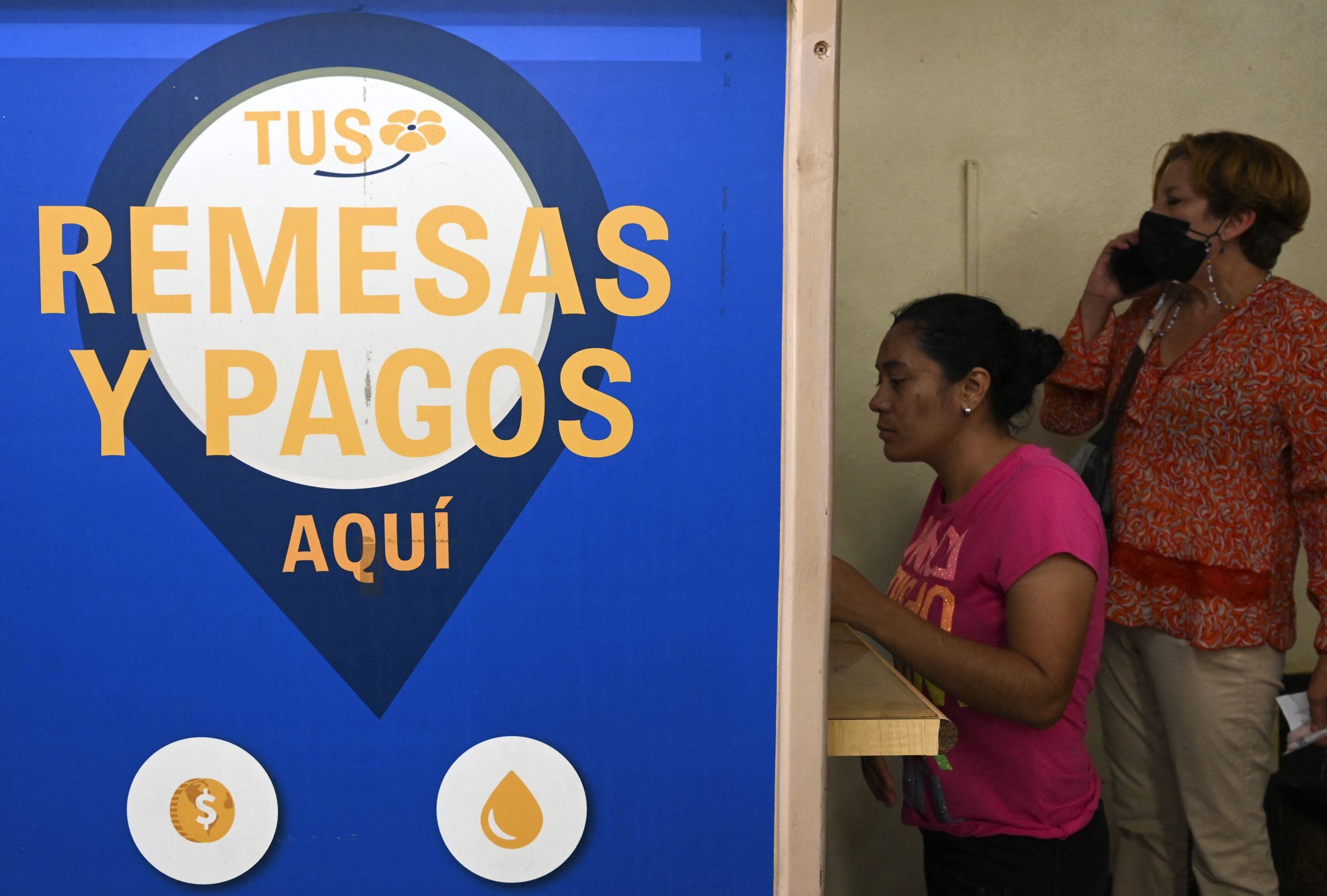 Las remesas no solo sostienen economías familiares, también países enteros (Foto: AFP)