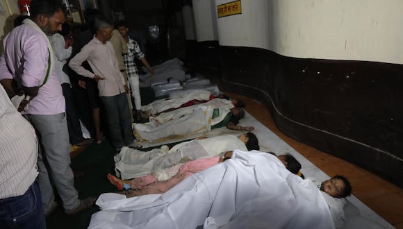 Los cuerpos de las víctimas de una estampida yacen a la espera de ser identificados en un hospital de Hathras, en Uttar Pradesh, India. (EFE/ Harish Tyagi).