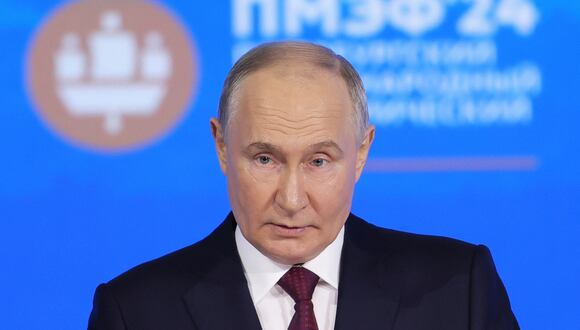 El presidente de Rusia, Vladimir Putin, pronuncia un discurso durante el Foro Económico Internacional de San Petersburgo (SPIEF) en San Petersburgo el 7 de junio de 2024. (Foto de Anton Vaganov / POOL / AFP)
