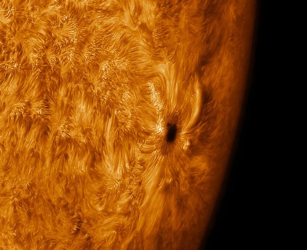 Paul Andrews fotografía la superficie del Sol con su telescopio desde su jardín. Fuente: Triagle News