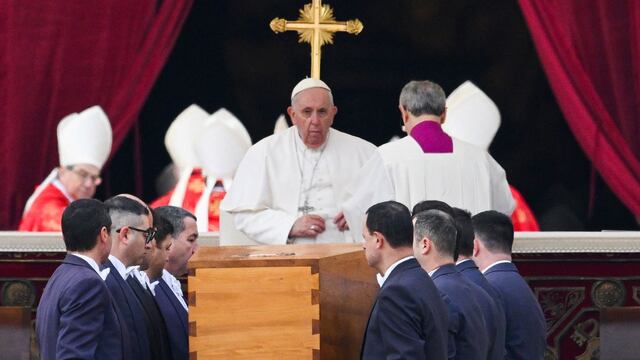 Los restos de Benedicto XVI son enterrados en la cripta donde descansó Juan Pablo II