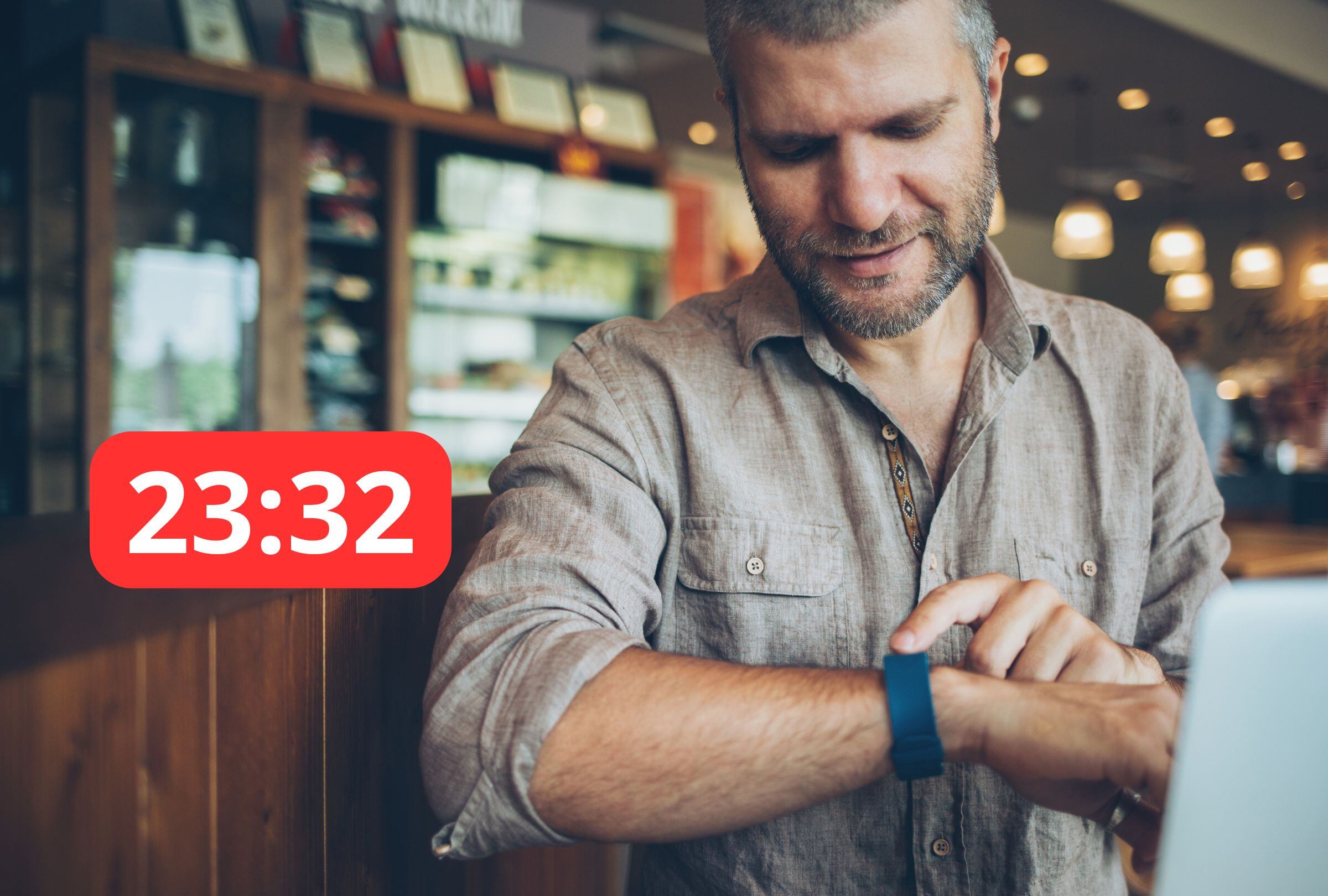 El reloj de este hombre le está indicando que son las 23:32. (Imagen: El Comercio / Mag / Canva)