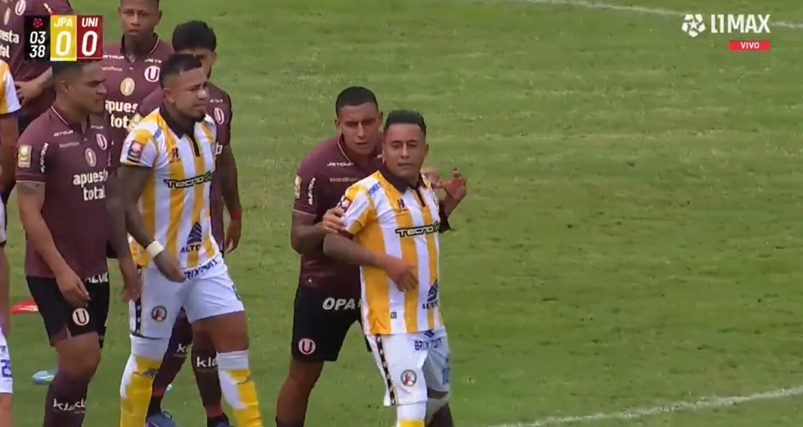 Christian Cueva expulsado a los tres minutos: el '10' de Juan Pablo II arremete contra el árbitro Jordi Espinoza — image 2