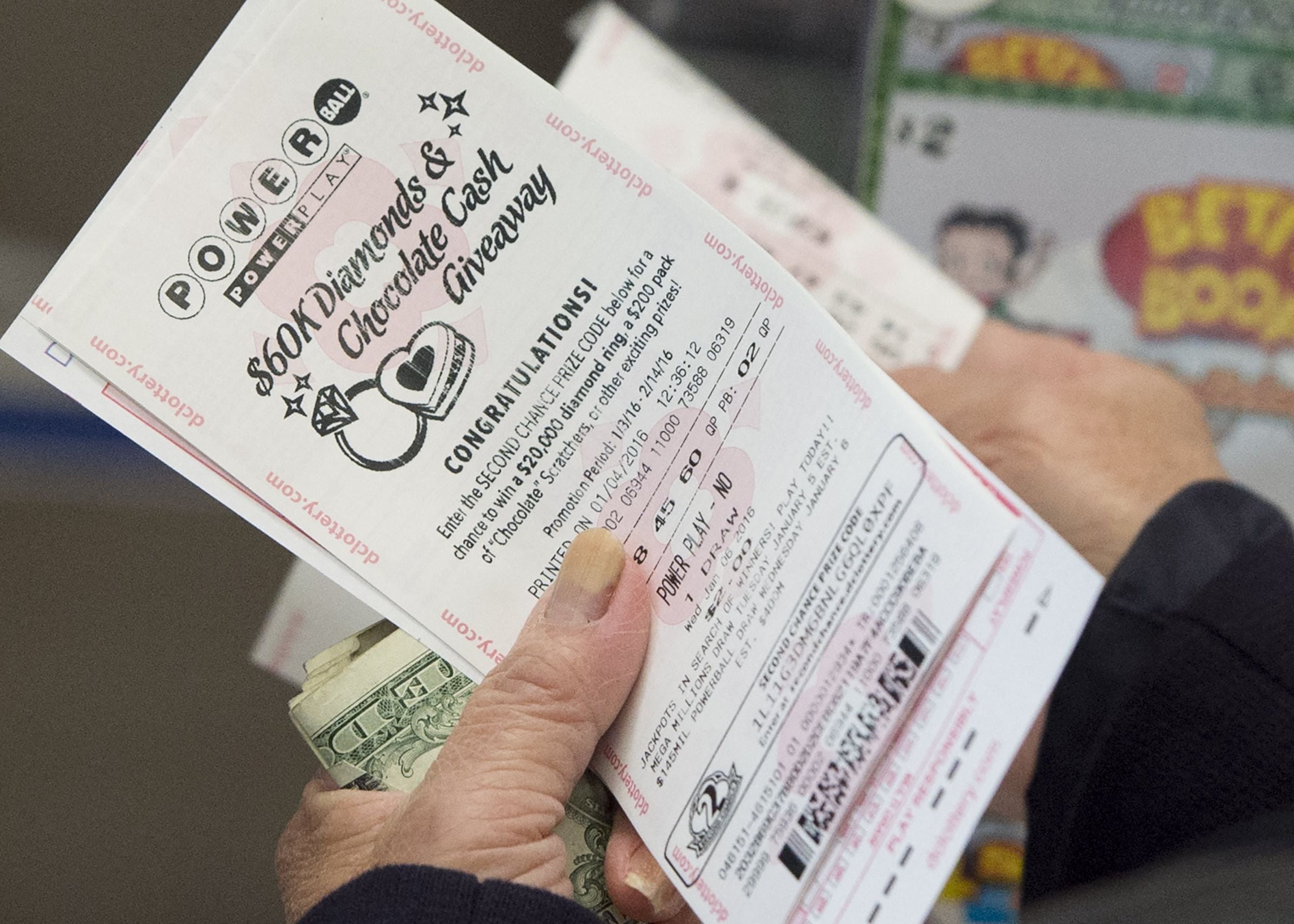 Las fechas de caducidad de los boletos del Powerball suelen variar entre 90 días y un año, dependiendo de la jurisdicción de venta. (Foto: SAUL LOEB / AFP)