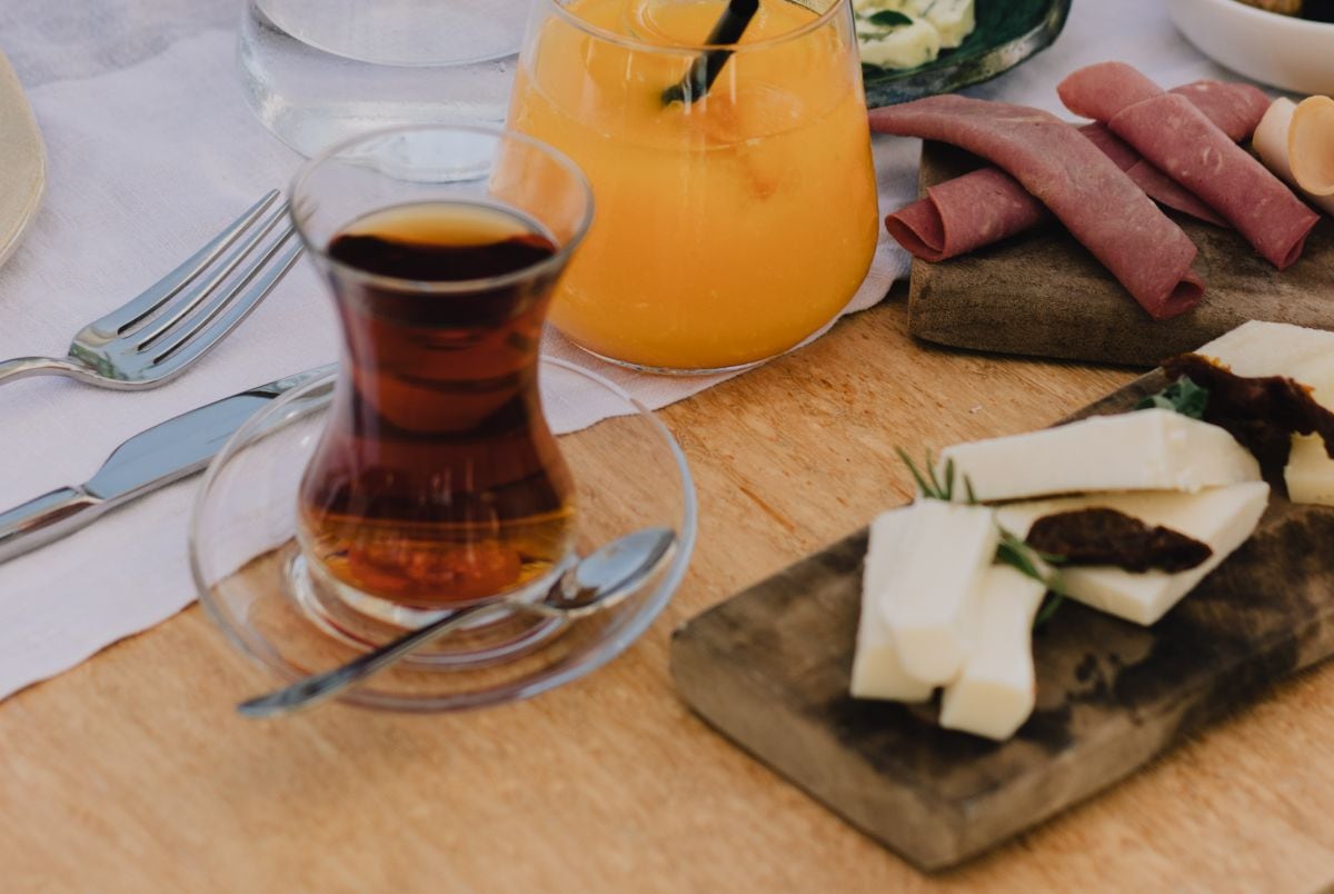 Hay diversas combinaciones que puedes realizar entre los quesos franceses y tés peruanos para tu próximo Tea Time con familiares o amigos. (Foto: Ata Ebem / Pexels)