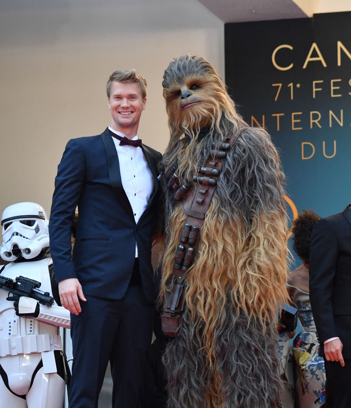 Joonas Suotamo, quien interpreta a Chewbacca, posa con su personaje, el 15 de mayo de 2018 en la 71.ª edición del Festival de Cine de Cannes, en el sur de Francia (Foto: Alberto Pizzoli / AFP)