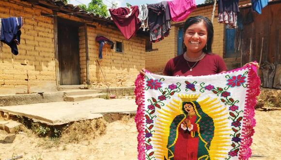 Soyla Ortiz, a punto de casarse con 21 años, aprendió a tejer para tener sus propios ingresos y está feliz de que sus padres hayan decidido no venderla. (MARCOS GONZÁLEZ / BBC).