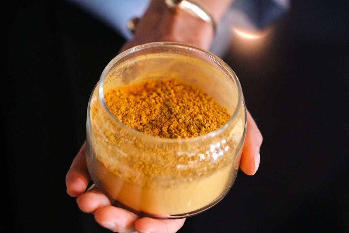 Un frasco conteniendo "Solein", una nueva proteína que puede servir como sustituto de la leche y el huevo .