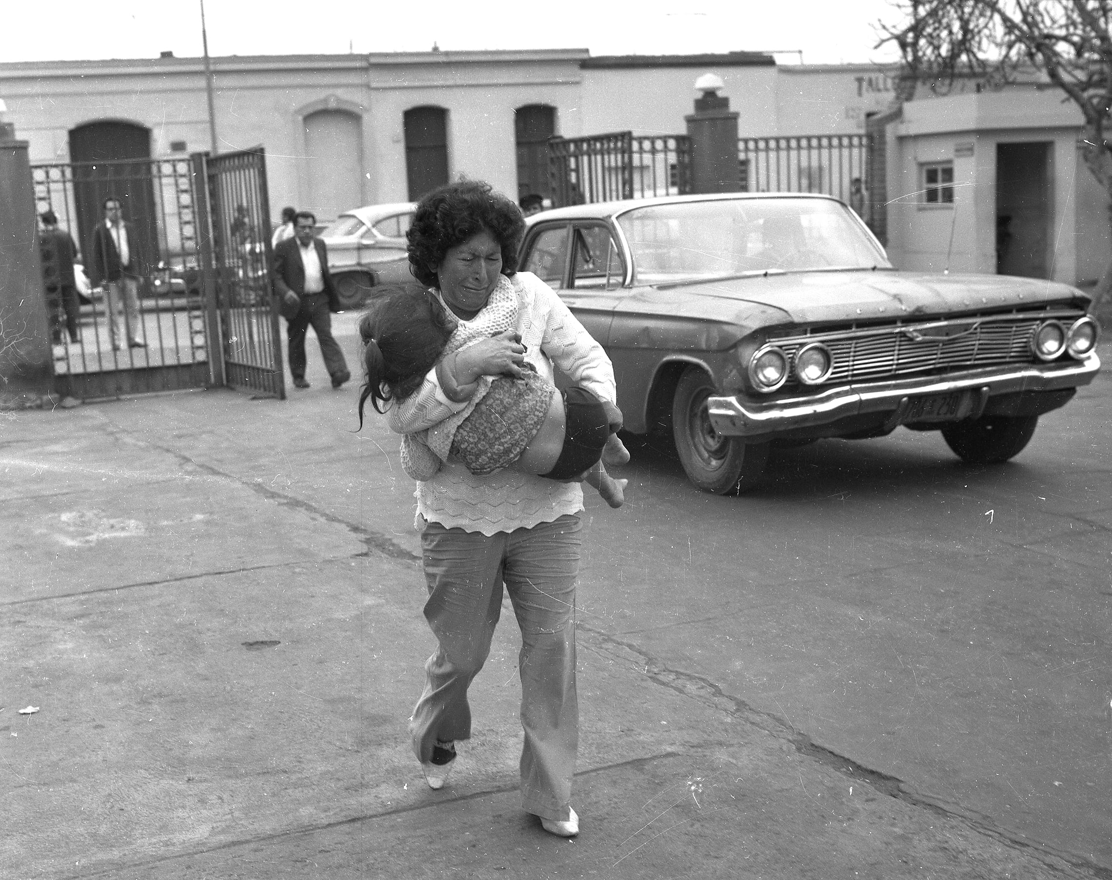 Los reporteros gráficos del decano registraron las reacciones de los personas que corrían aterradas por las calles. (Archivo Histórico El Comercio)