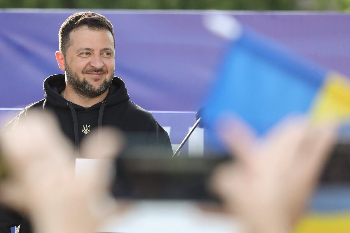 El presidente ucraniano, Volodymyr Zelensky, se dirige a la multitud en la plaza Lukiskiu en Vilna el 11 de julio de 2023, durante una cumbre de la OTAN. (Foto de PETRAS MALUKAS / AFP)
