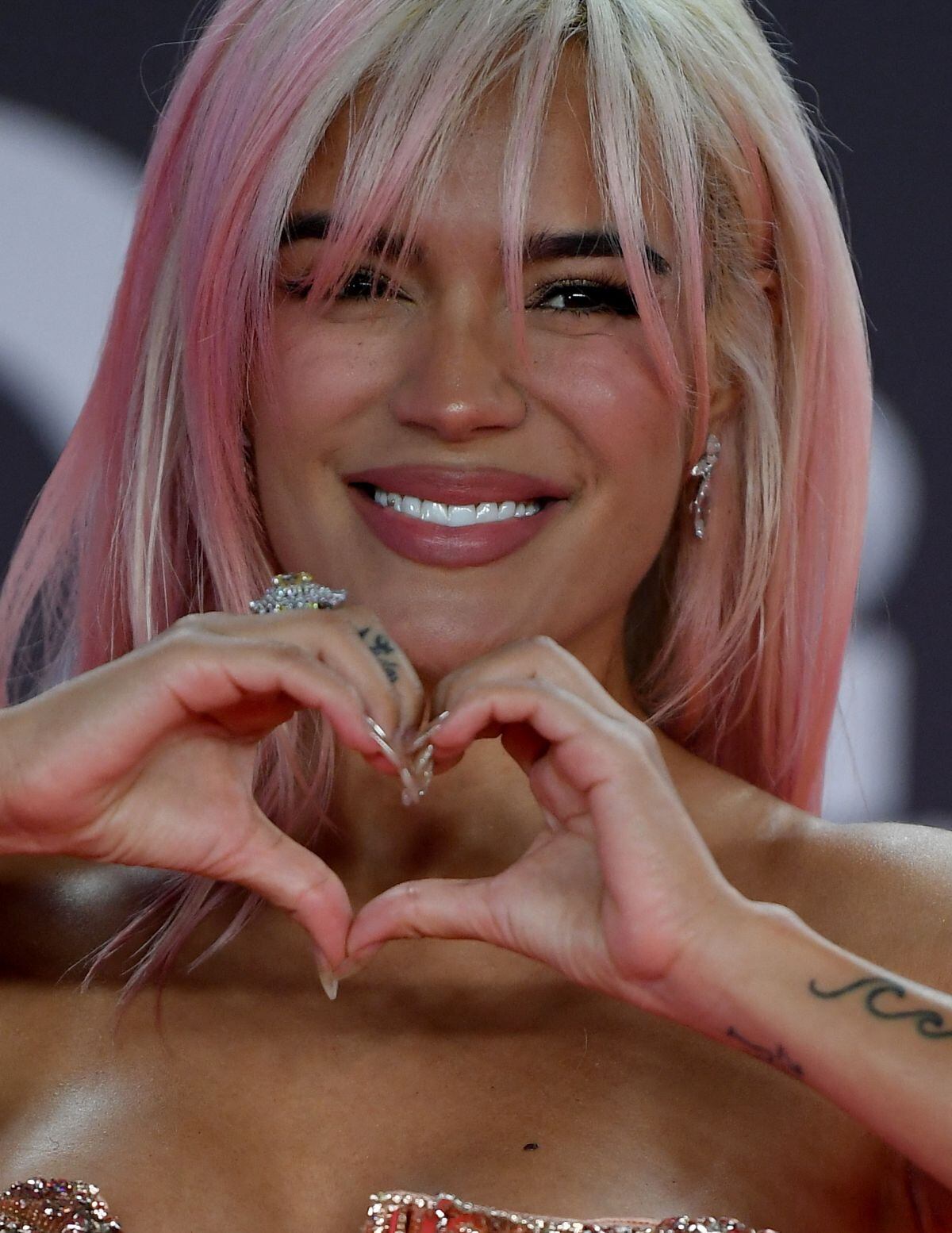 Karol G reconoce que extraña a su sobrina Sophie, pero a raíz del incidente en avión privado, tomó una drástica decisión (Foto: Jorge Guerrero / AFP)