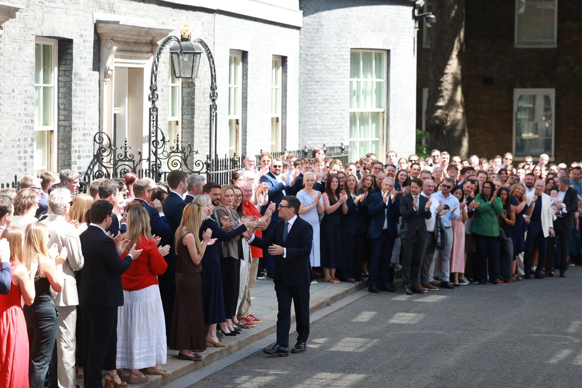 El nuevo Primer Ministro británico, Andy Burnham (C), saluda a los simpatizantes frente al número 10 de Downing Street. (Foto: EFE)