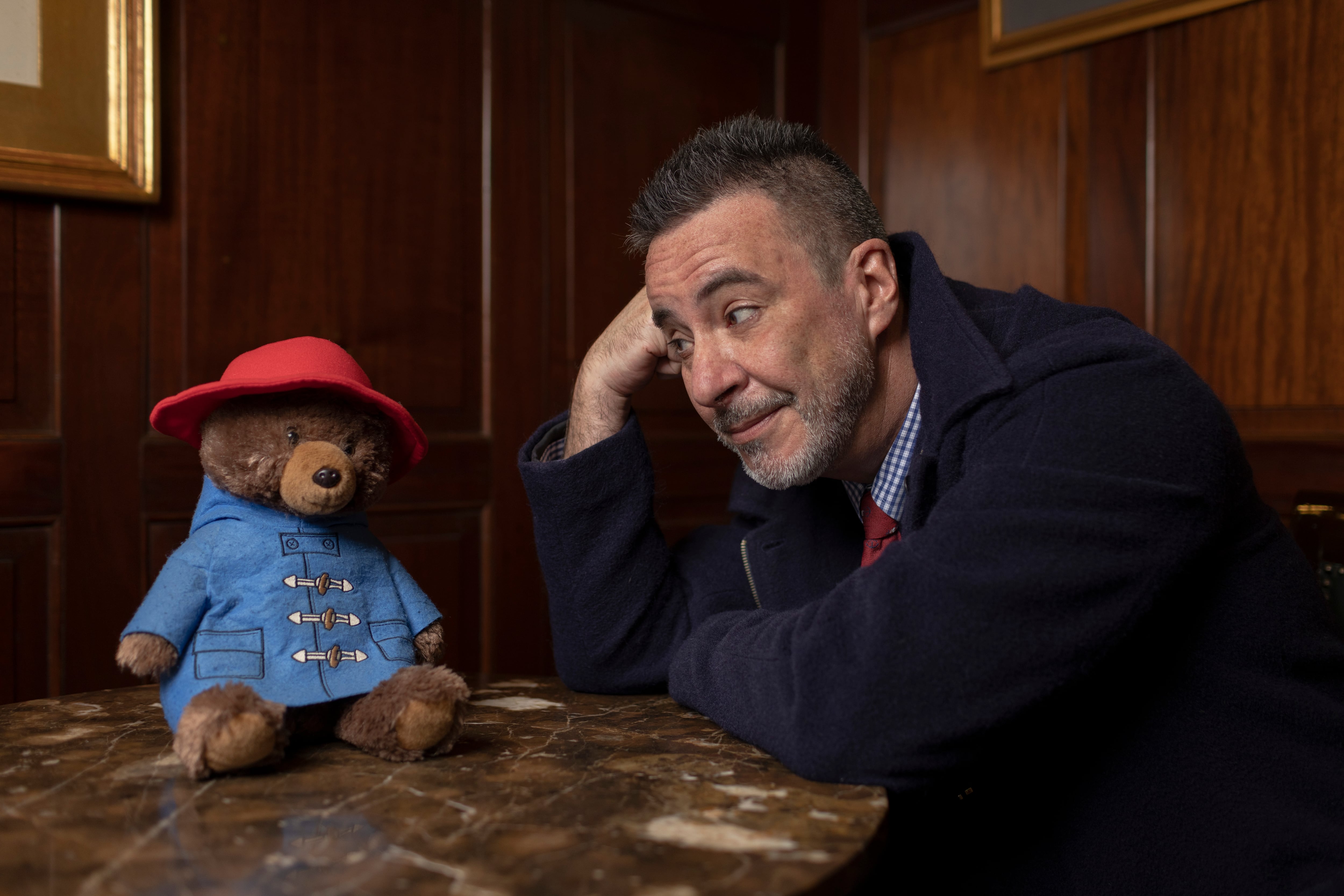 El actor Carlos Carlín desde el emblemático Bar Inglés, del Country Club, junto a un muñeco del oso Paddington. Fue escogido para un papel en la "Paddington en Perú". (Foto: Richard Hirano)