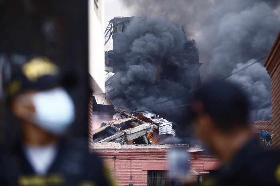 Edificios se vinieron abajo por el intenso fuego de código 4. No se han reportado víctimas mortales. Foto: GEC