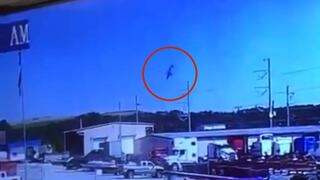 El video del estremecedor momento en que cae un avión militar de EE.UU.