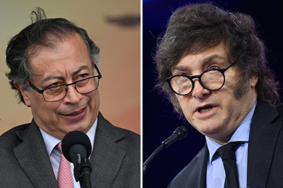 El presidente de Colombia, Gustavo Petro, y el de Argentina, Javier Milei, han cruzado adjetivos calificativos entre ellos y sus gobiernos. (Foto de Raul ARBOLEDA / Mandel NGAN / AFP)