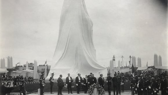 Momentos previos a la inauguración del monumento a San Martín en julio de 1921, con la presencia del presidente Leguía. Foto: Colección Vladimir Velásquez