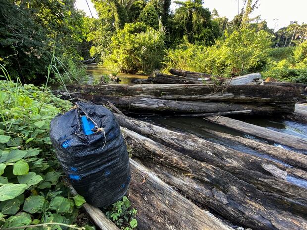 Puente hacia la comunidad nativa de Colpa derruido. Al parecer, el narcotráfico intentó impedir así una incursión policial. Crédito: Mongabay Latam.