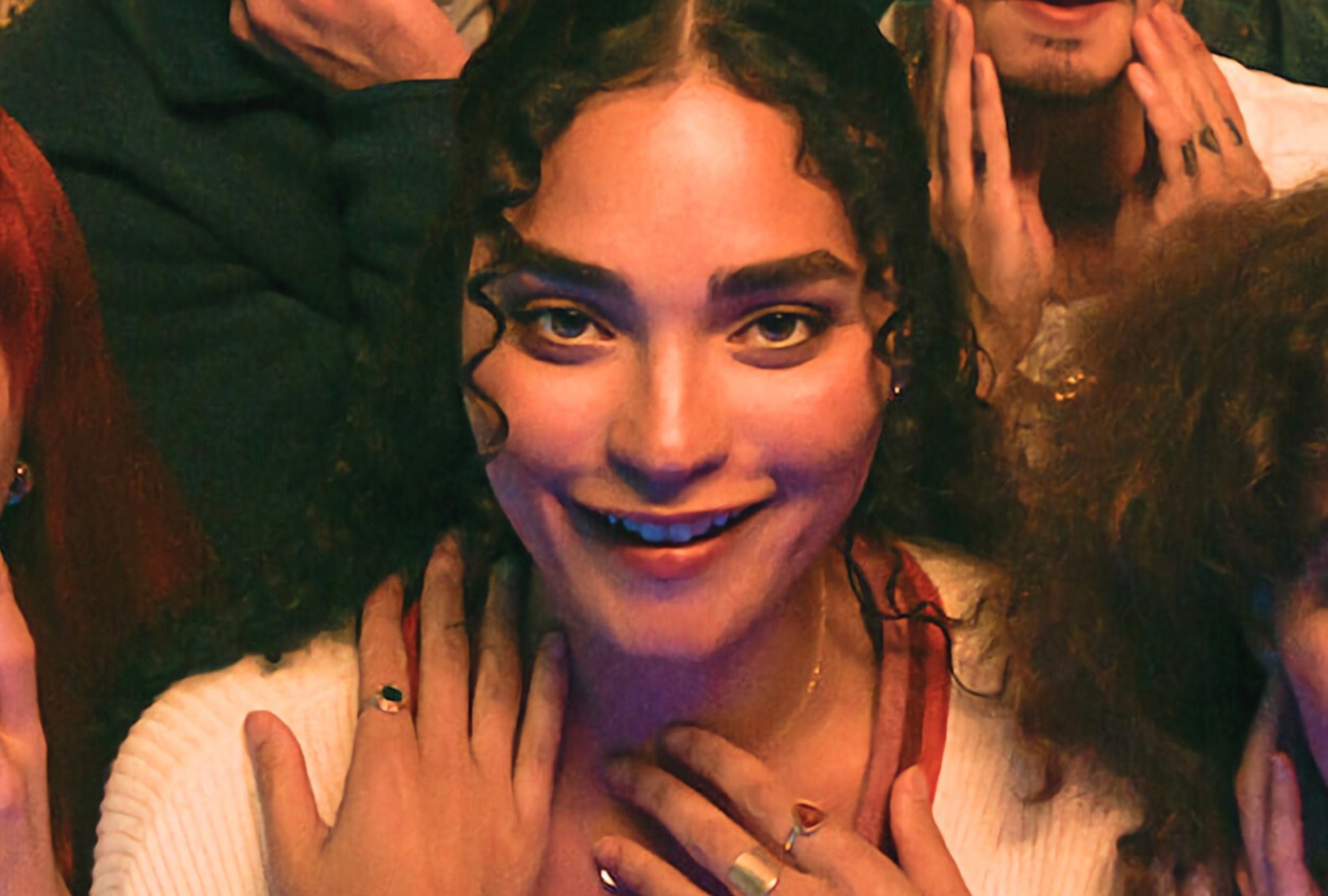 En “Lo que hay dentro”, Brittany O’Grady interpreta a Shelby. Ella es una de las invitadas a una fiesta donde ocurren muchas cosas misteriosas (Foto: Netflix)