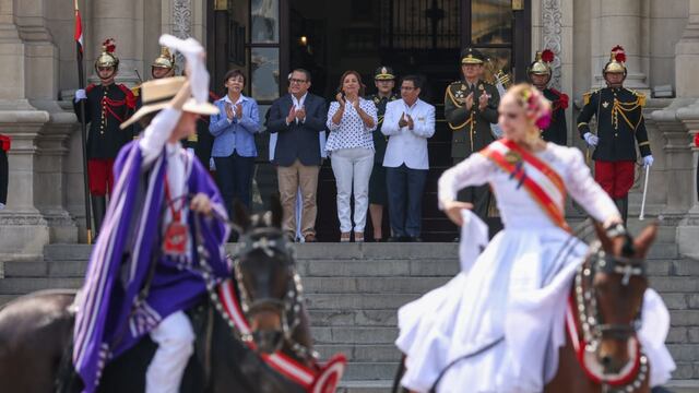 Dina Boluarte participó del cambio de guardia en Palacio de Gobierno