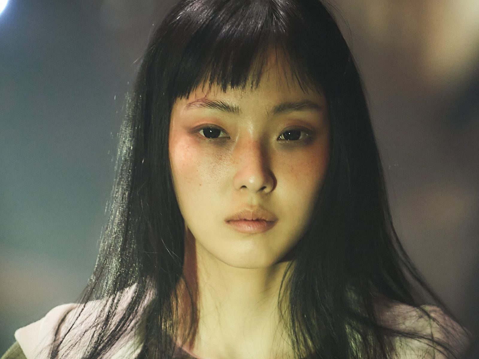 Jeon So-nee interpreta a Jeong Su-in, la protagonista y víctima de un parásito en la serie "Parasyte: The Grey" (Foto: Netflix)