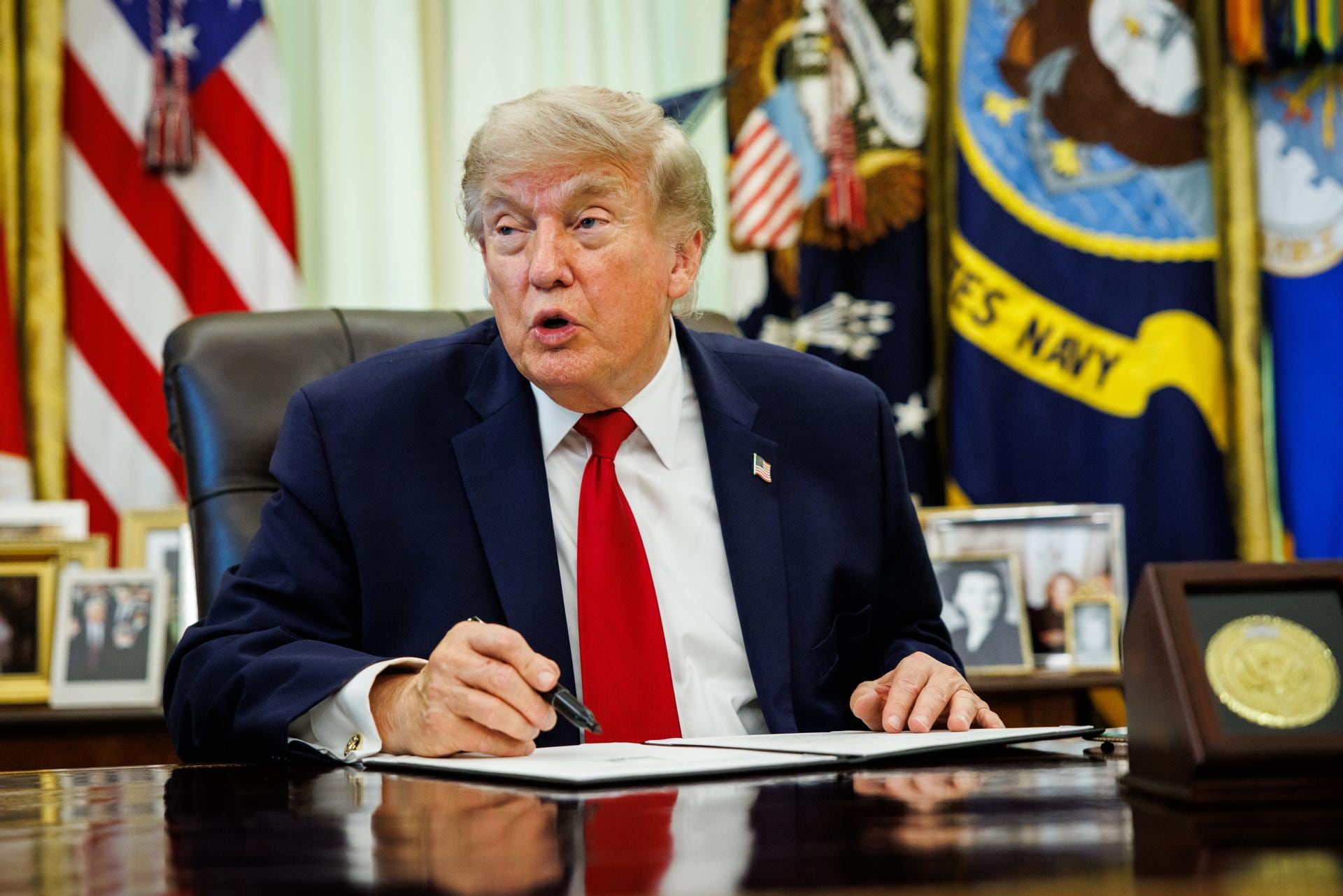 El presidente estadounidense Donald Trump firma una orden ejecutiva sobre reparaciones de vehículos en el escritorio Resolute del Despacho Oval de la Casa Blanca, el 29 de junio de 2026. (EFE/EPA/SAMUEL CORUM).