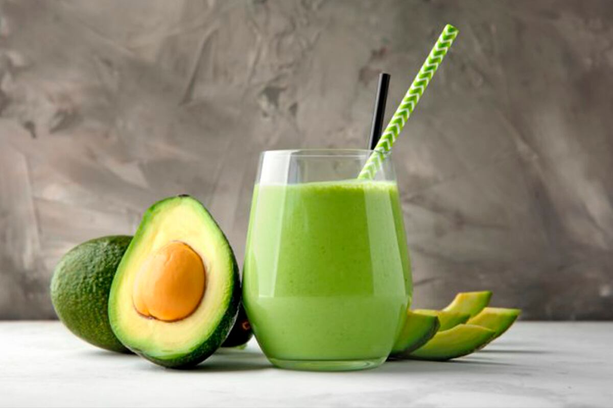 Los licuados de palta tienen efectos antioxidantes y, además, contribuyen a que sientas saciedad de cara a las comidas 'trampa' a lo largo del día (Foto: Freepick)