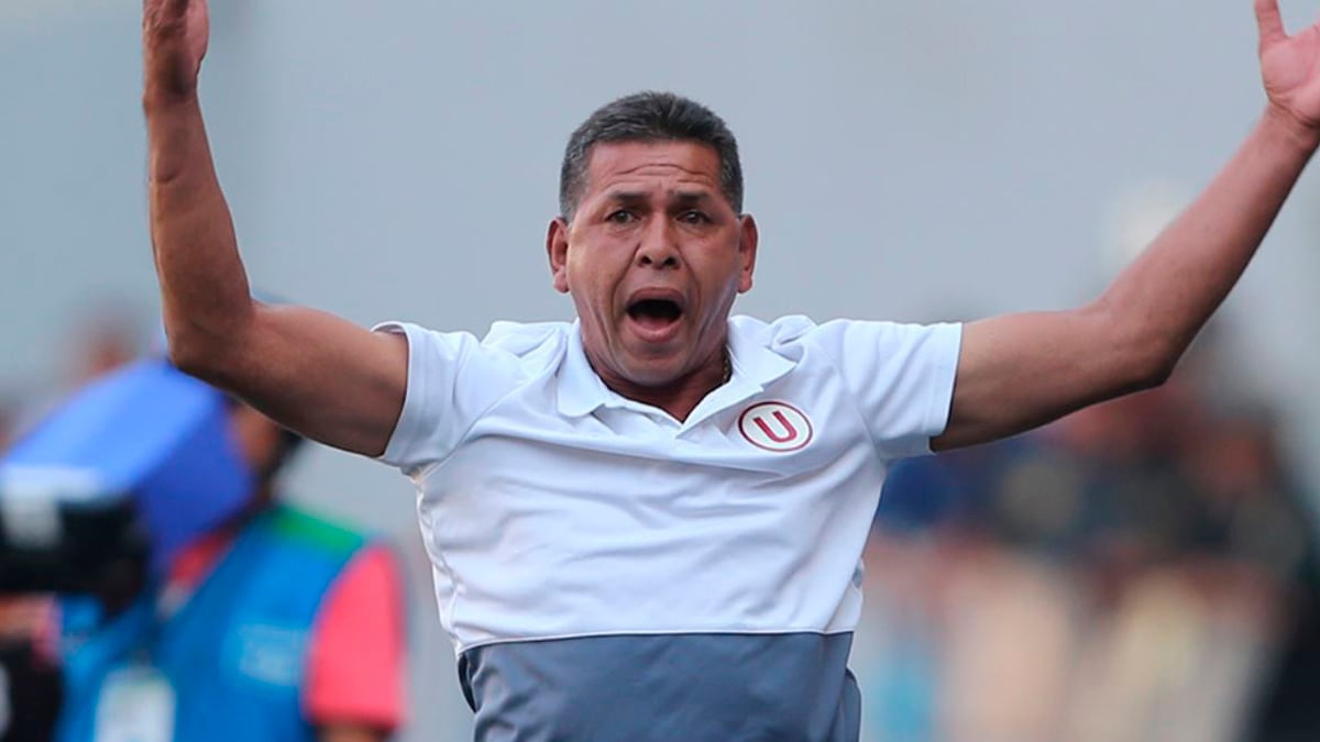 ¡No aguanta ‘pulgas’! José Luis ‘Puma’ Carranza se pelea en la Copa Leyendas y sus compañeros lo separan para que no lo expulsen | Foto: Andina